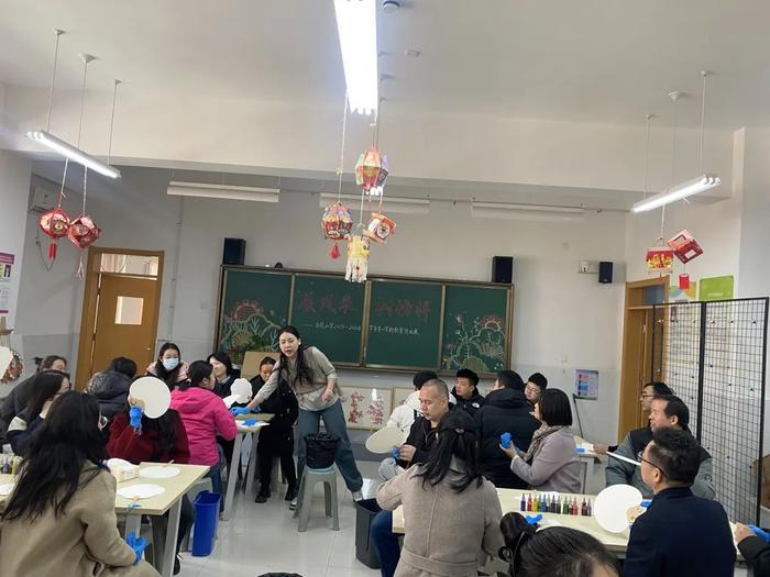 未央区百花小学开展庆“三八”巾帼手工制作秀活动