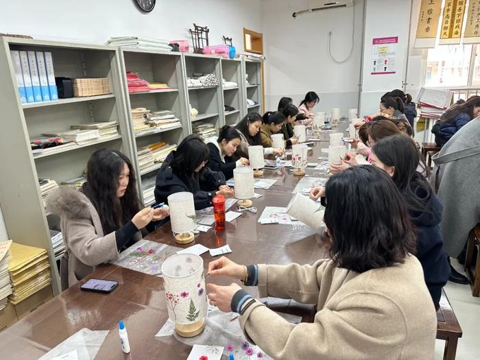 未央区百花小学开展庆“三八”巾帼手工制作秀活动