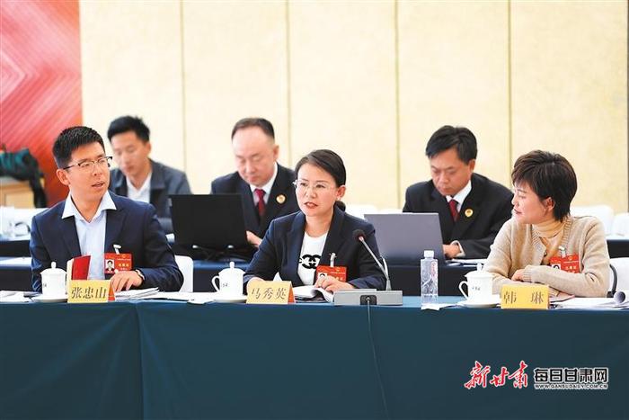 【图片新闻】十四届全国人大二次会议甘肃代表团在驻地举行小组会议