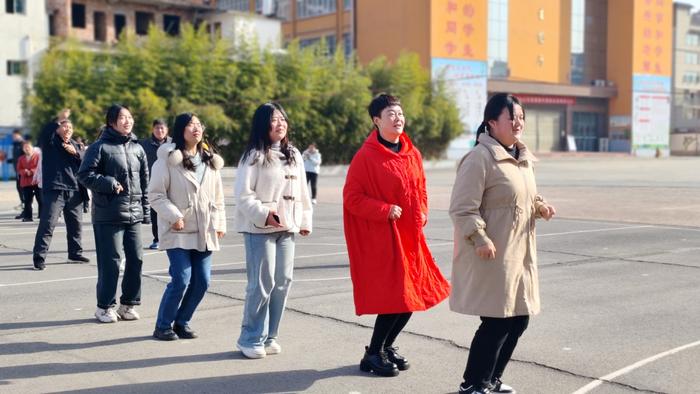 心有繁花 一路芳华——南阳市五里桥初中开展“三八”国际劳动妇女节趣味活动