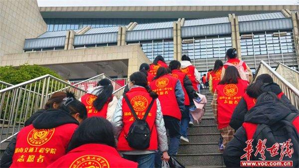 青春志愿！湖南交通工程学院100名大学生服务衡阳市职工羽毛球大赛开幕式