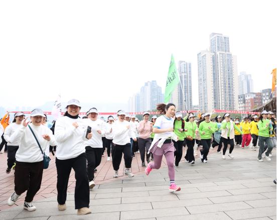 万州区麻柳林幼儿园教育集团举办首届“小微马拉松”庆祝“三八”国际妇女节