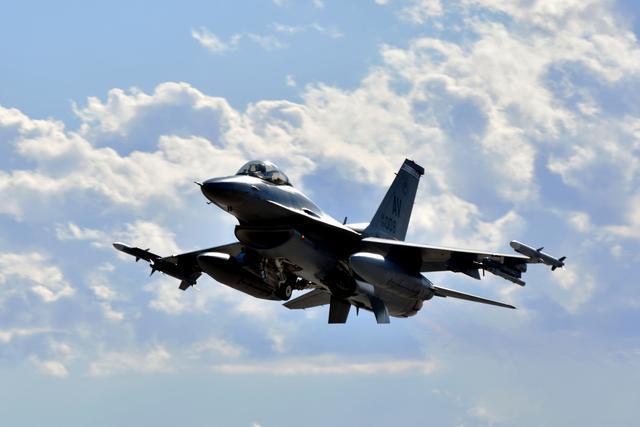 乌F-16战机飞行员培训推迟半年，原因是“英语不行”