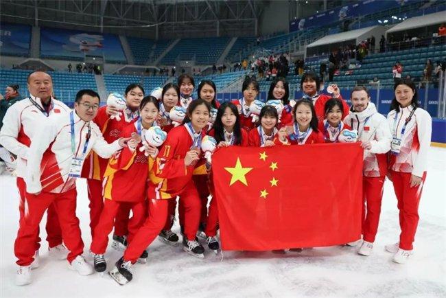 国家女子冰球队队员朝阳凯文学子,摘得中国冰球史上首枚奥运奖牌