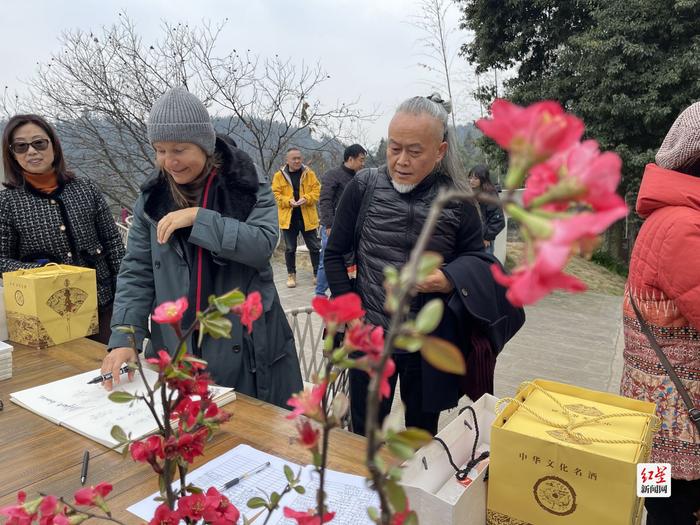 “喜迎世园会 花楸长歌行”第二届邛崃花楸山国际乡村诗歌节在平乐古镇举行﻿