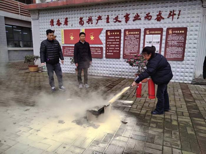 消防教育讲实践  安全意识大于天——西峡县第一实验学校开展寝室消防演练