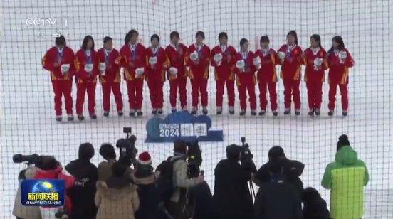 国家女子冰球队队员朝阳凯文学子,摘得中国冰球史上首枚奥运奖牌