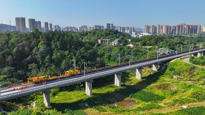 每经专访全国人大代表、泸州市市长余先河：聚焦关键环节和重点领域，加快形成新质生产力