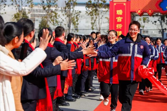 决战高考 圆梦青春——南阳市第十一完全学校举行冲刺高考誓师大会