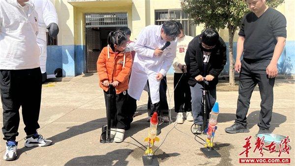 “科学创客教室”科学物理展演活动在归阳镇第二中心小学展开