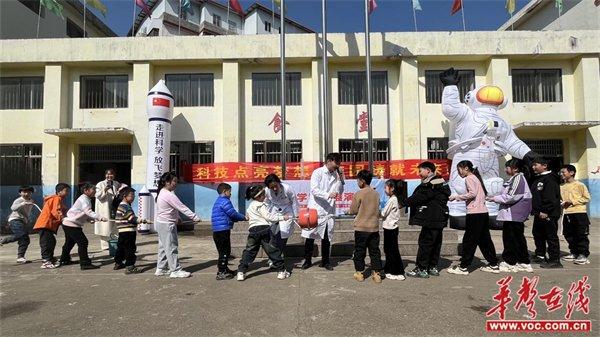 “科学创客教室”科学物理展演活动在归阳镇第二中心小学展开