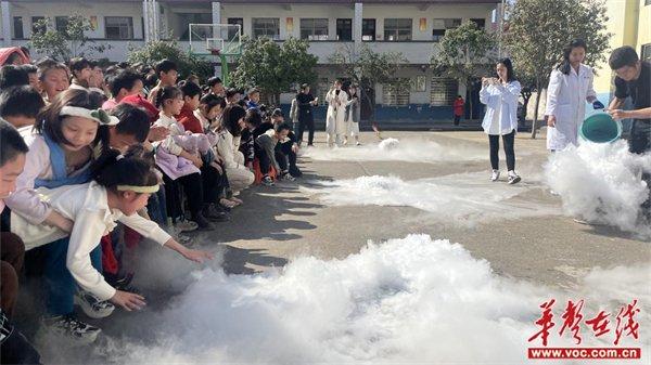 “科学创客教室”科学物理展演活动在归阳镇第二中心小学展开