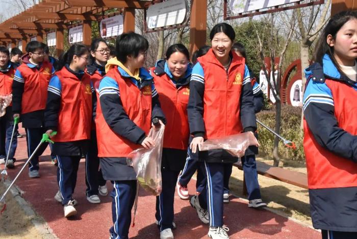 南阳市第十完全学校高级中学党支部开展主题党日及党课学习活动