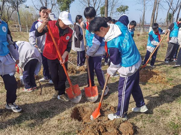 丹江口市思源实验学校开展植树护水主题活动