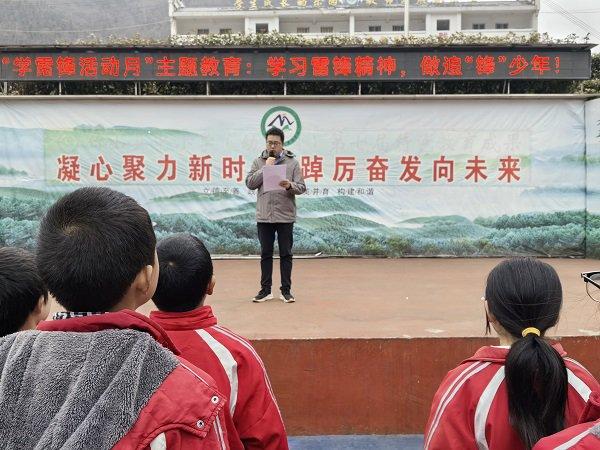 竹山县大庙乡中心学校:学习雷锋精神，争做追“锋”少年