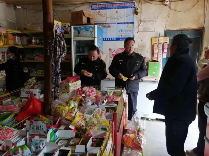 甘肃省宕昌县临江片区市场监管所开展农资市场和校园食品安全专项检查行动