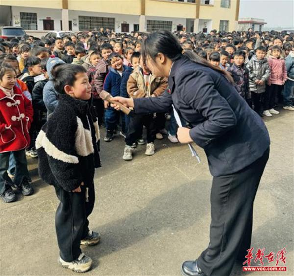 黑田铺镇双泉明德小学：利剑护蕾 雷霆行动