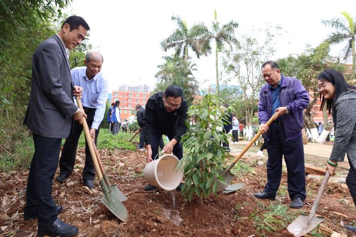 海南科技职业大学组织义务植树活动[图]