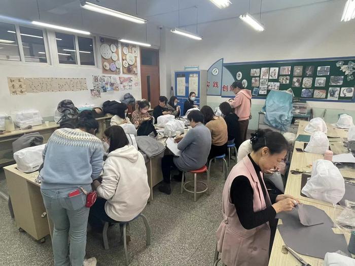 青岛市教育局举办“庆三八”手工包制作活动，共庆妇女节