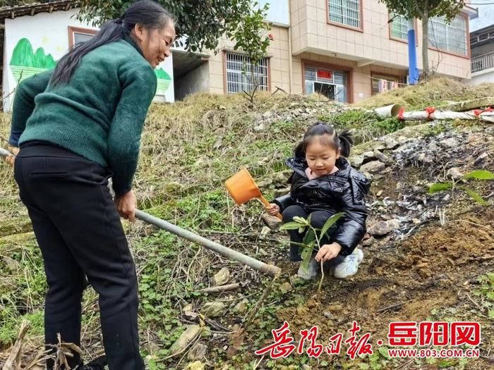 平江县天岳芙蓉学校：“上春山”与春天“浇”朋友