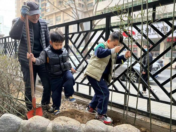 郑州市二七区实验幼儿园沁河路园开展植树活动