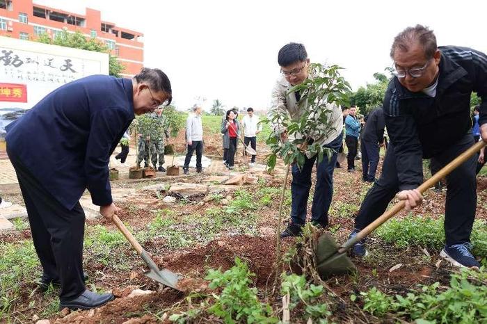 海南科技职业大学组织义务植树活动[图]