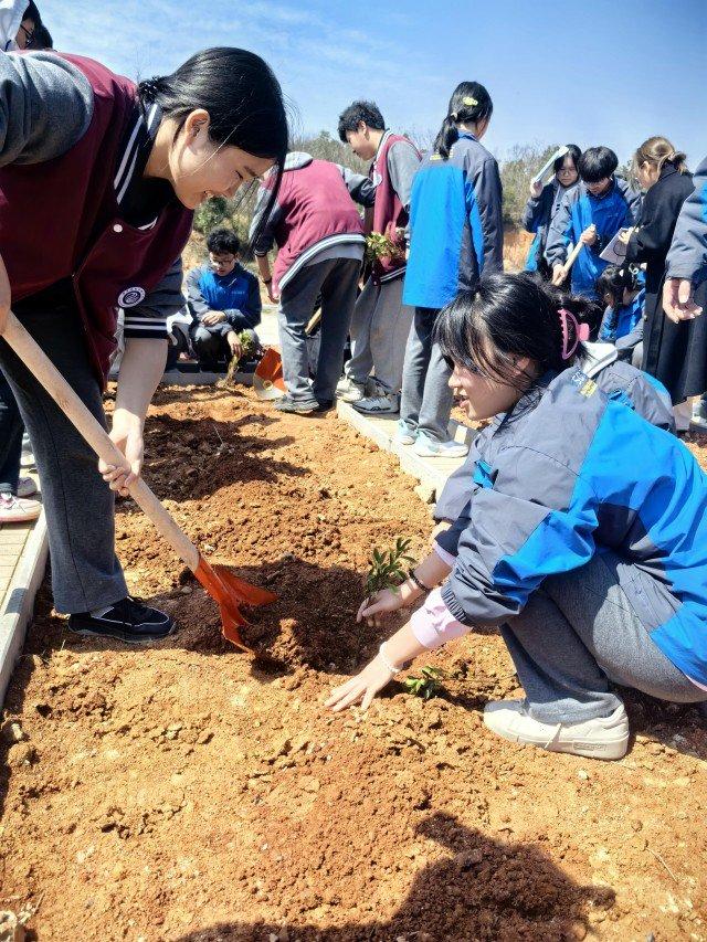 学生边学知识边种树|湘潭市博纳高中把生物课开到户外