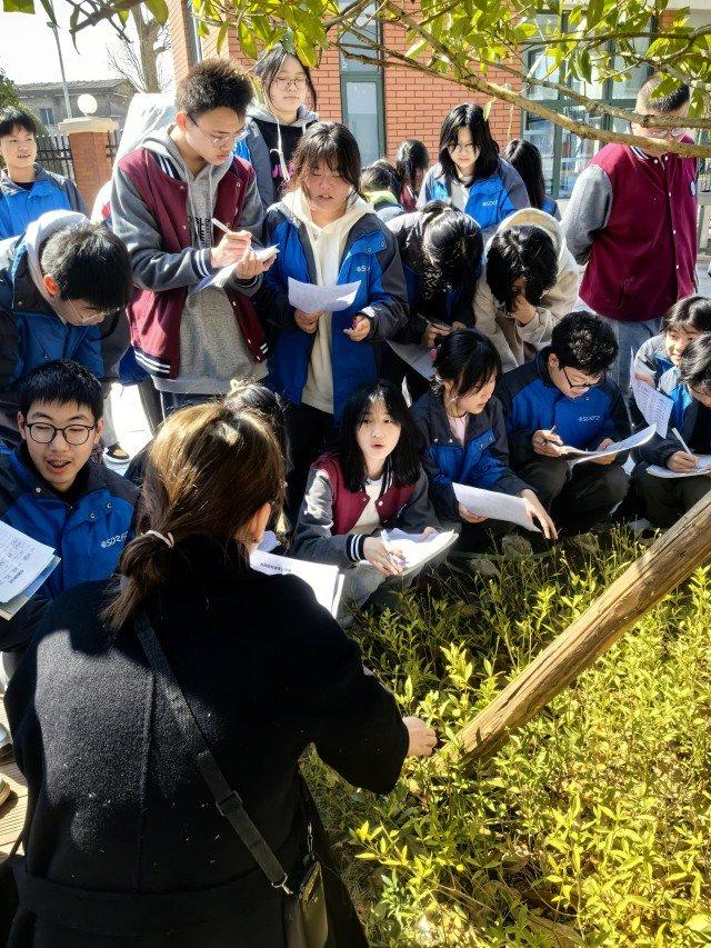 学生边学知识边种树|湘潭市博纳高中把生物课开到户外