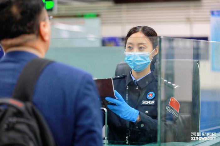 增配国家移民管理机构标识 深圳湾边检民警换新装上岗执勤