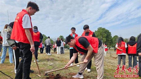 种下石榴树 开出团结花 湖南工学院少数民族预科教育部开展植树节活动