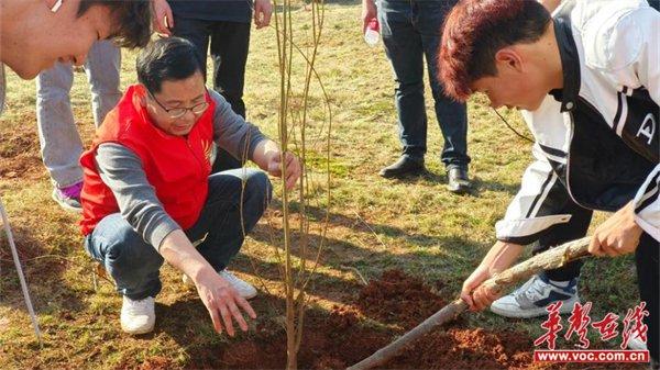 种下石榴树 开出团结花 湖南工学院少数民族预科教育部开展植树节活动