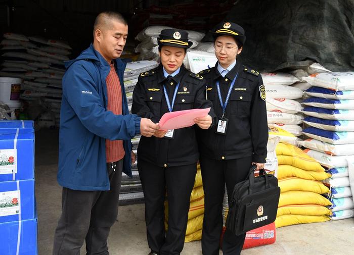 广西来宾市兴宾区河西市场监管所开展农资打假保春耕市场专项检查