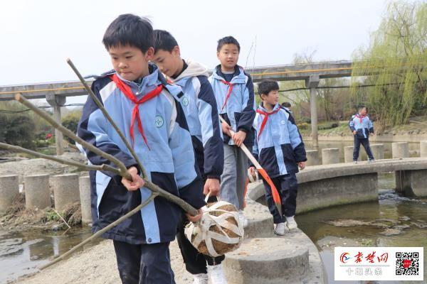 茅箭区茅箭小学师生“为泗河添新绿”