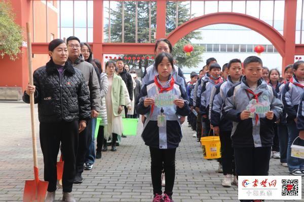 茅箭区茅箭小学师生“为泗河添新绿”