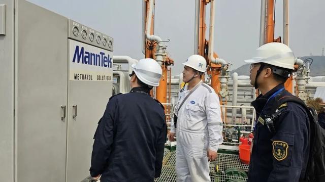甲醇燃料加注船在洋山港完成首次甲醇燃料补给测试