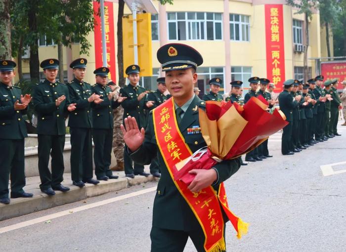 一身腱子肉的“黑旋风”，是战士们的“暖心哥”……