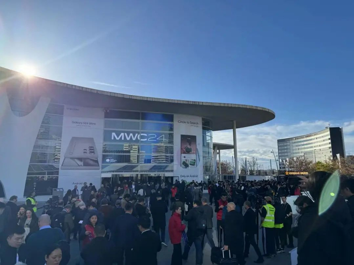 图:MWC24展馆门前人群熙熙攘攘。图片版权@C114.