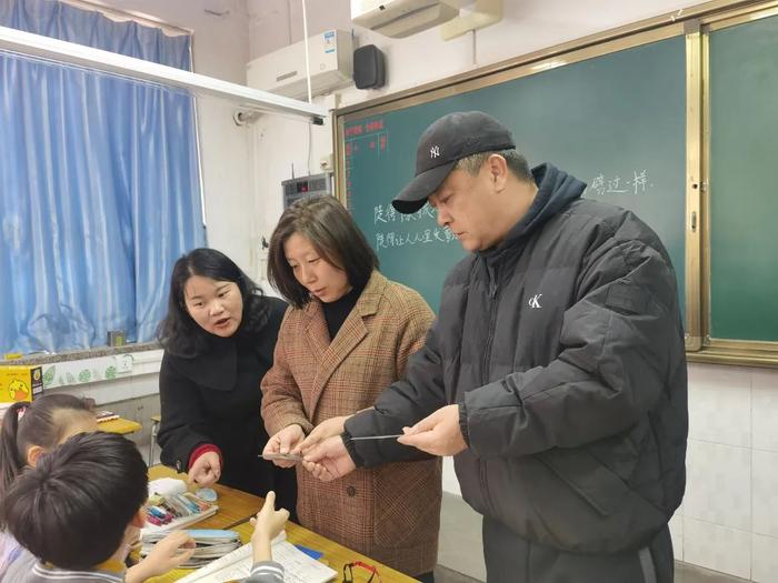 西安市雁塔区航天小学开展学习用具及危险物品安全检查