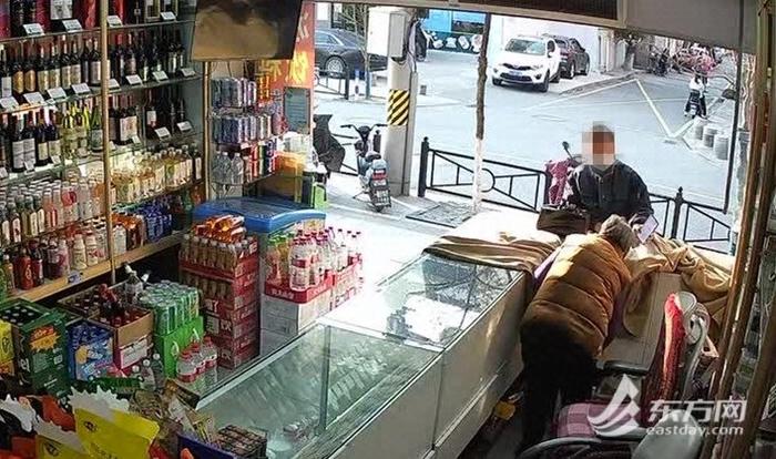 男子盯上看店老人 扫码付款时放网络语音盗窃3000余元香烟