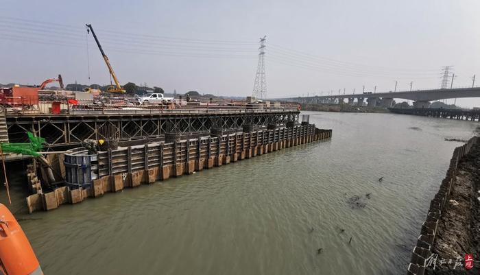 沪苏湖铁路练塘站配套道路工程大港桥完成水下工程