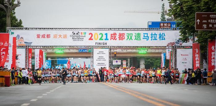2021年4月24日,2021成都双遗马拉松赛赛况 图据IC photo