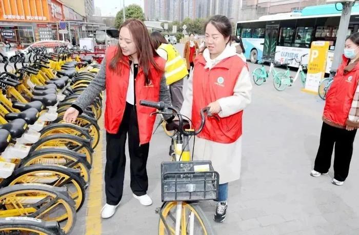 未央区东前进小学党团队一体化学雷锋志愿服务活动