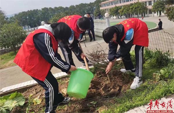 怀化市中方县职业中等专业学校开展植树节庆祝活动