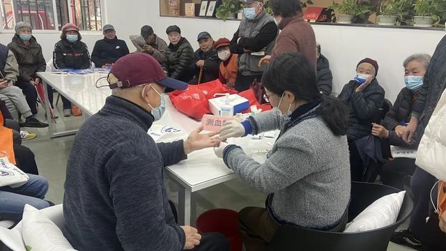 免费上门理发、家门口的健康义诊……小镇生活的“幸福烟火”藏在这一件件事里