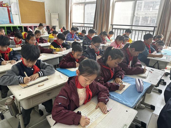 郑州龙门实验学校：学生挥毫书日记，教师丹青绘英模