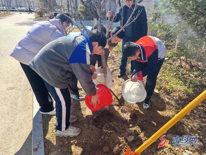 ​港中德育丨“植此青绿”烟台港城中学植树节主题实践活动