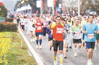 智能运动手表、碳板跑鞋……新装备让“跑马”爱好者“技”高一筹