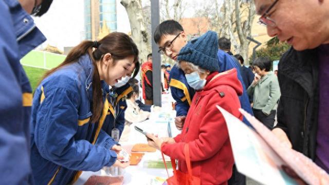 零距离沟通、高效率解决，解放日报举行3·15消费者权益保护日服务活动