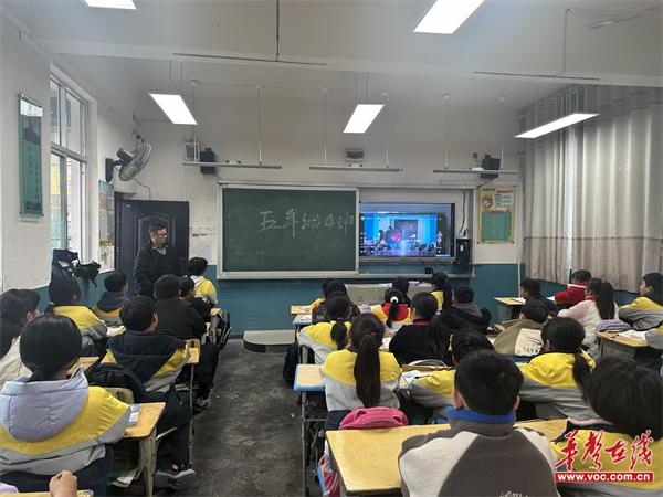 辰溪县黄溪口小学组织收看“2024年春季学校火灾疏散逃生演练公开课”