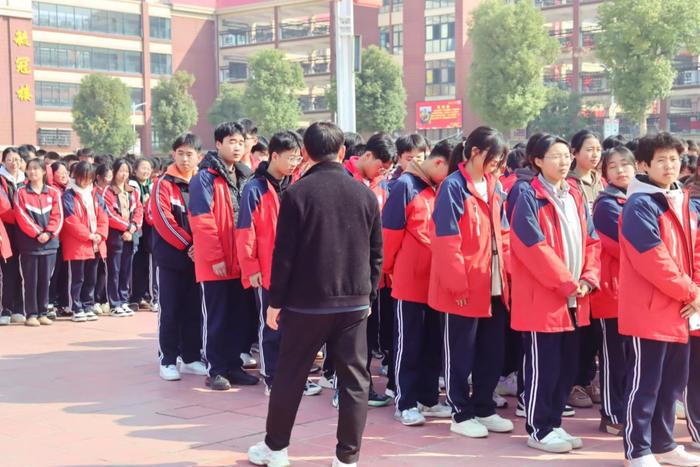 守好消防“生命线”   筑牢安全“防火墙” ——内乡菊潭高级中学开展消防逃生疏散应急演练活动